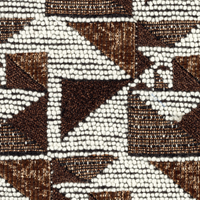 Detail van Elitis-stof Horizon LR 331 70 met geometrisch patroon in bruin, zwart en wit.