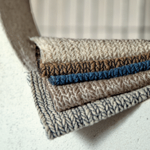 Stapeltje Elitis Horizon Pile stoffen in neutrale en blauwe tinten op een lichte ondergrond.