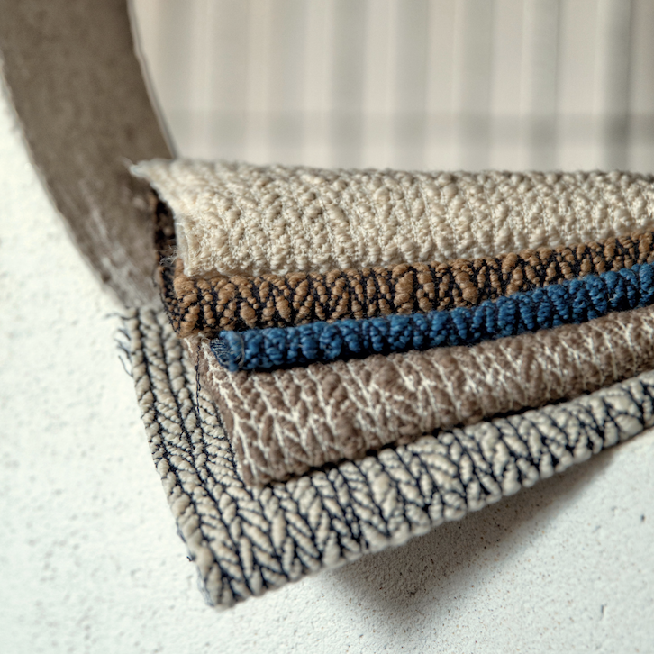 Stapeltje Elitis Horizon Pile stoffen in neutrale en blauwe tinten op een lichte ondergrond.