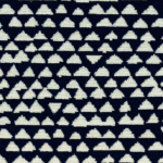 Donkerblauwe Elitis outdoorstof Rio OD 121-46 met een geometrisch patroon van crèmekleurige driehoeken.