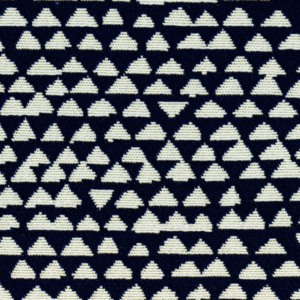 Donkerblauwe Elitis outdoorstof Rio OD 121-46 met een geometrisch patroon van crèmekleurige driehoeken.