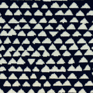 Donkerblauwe Elitis outdoorstof Rio OD 121-46 met een geometrisch patroon van crèmekleurige driehoeken.