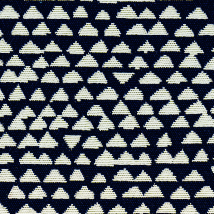 Donkerblauwe Elitis outdoorstof Rio OD 121-46 met een geometrisch patroon van crèmekleurige driehoeken.