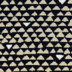 Close-up van Elitis outdoorstof Rio OD 121 80 met beige en witte driehoeken op een donkere achtergrond.