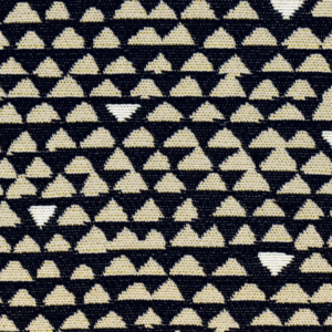Close-up van Elitis outdoorstof Rio OD 121 80 met beige en witte driehoeken op een donkere achtergrond.