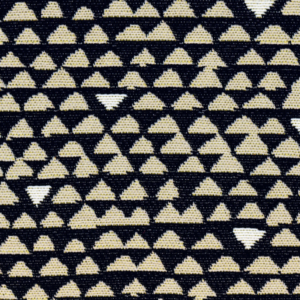 Close-up van Elitis outdoorstof Rio OD 121 80 met beige en witte driehoeken op een donkere achtergrond.