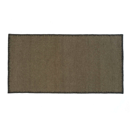 Rechthoekig Elitis Tenere vloerkleed in een effen, natuurlijke bruine tint met donkere afwerkrand.