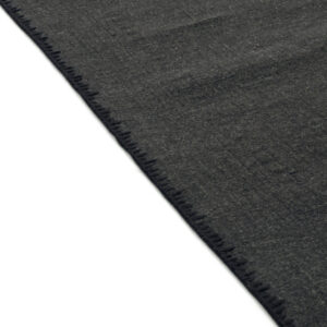 Detailopname van het Elitis Tenere vloerkleed TA 126 87 met zichtbare structuur en afwerking aan de rand.