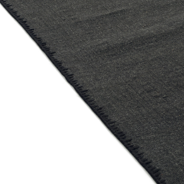 Detailopname van het Elitis Tenere vloerkleed TA 126 87 met zichtbare structuur en afwerking aan de rand.