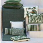 Groen Elitis Tenere TA 126 vloerkleed met decoratieve kussens in botanische en gestreepte patronen.