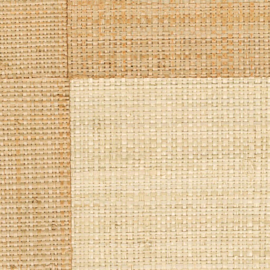 Detail van een geweven wandbekleding met natuurlijke vezels in verschillende beige tinten uit de Elitis Tribus Comporta RM 1079 01 collectie.