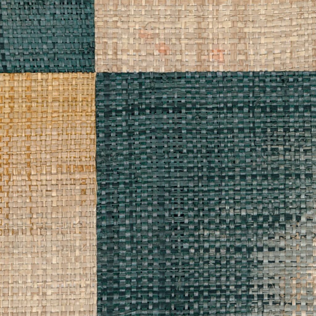 Detail van het Elitis Tribus Comporta RM 1079-58 wandbekledingsmateriaal met grof geweven blokpatroon in natuurlijke en donkergroene tinten.