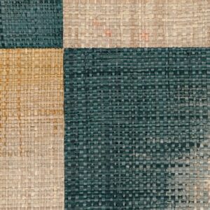 Detail van het Elitis Tribus Comporta RM 1079-58 wandbekledingsmateriaal met grof geweven blokpatroon in natuurlijke en donkergroene tinten.