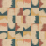 Abstract patroon van Elitis Tribus Comporta RM 1079-58 met blokken in beige, roze, donkergroen en okergeel.