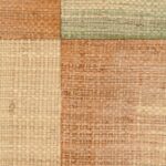 Vlechtwerk-patroon van natuurlijk raffiamateriaal in vierkleurige vlakken uit de Elitis Tribus Comporta RM 1079-60 collectie.