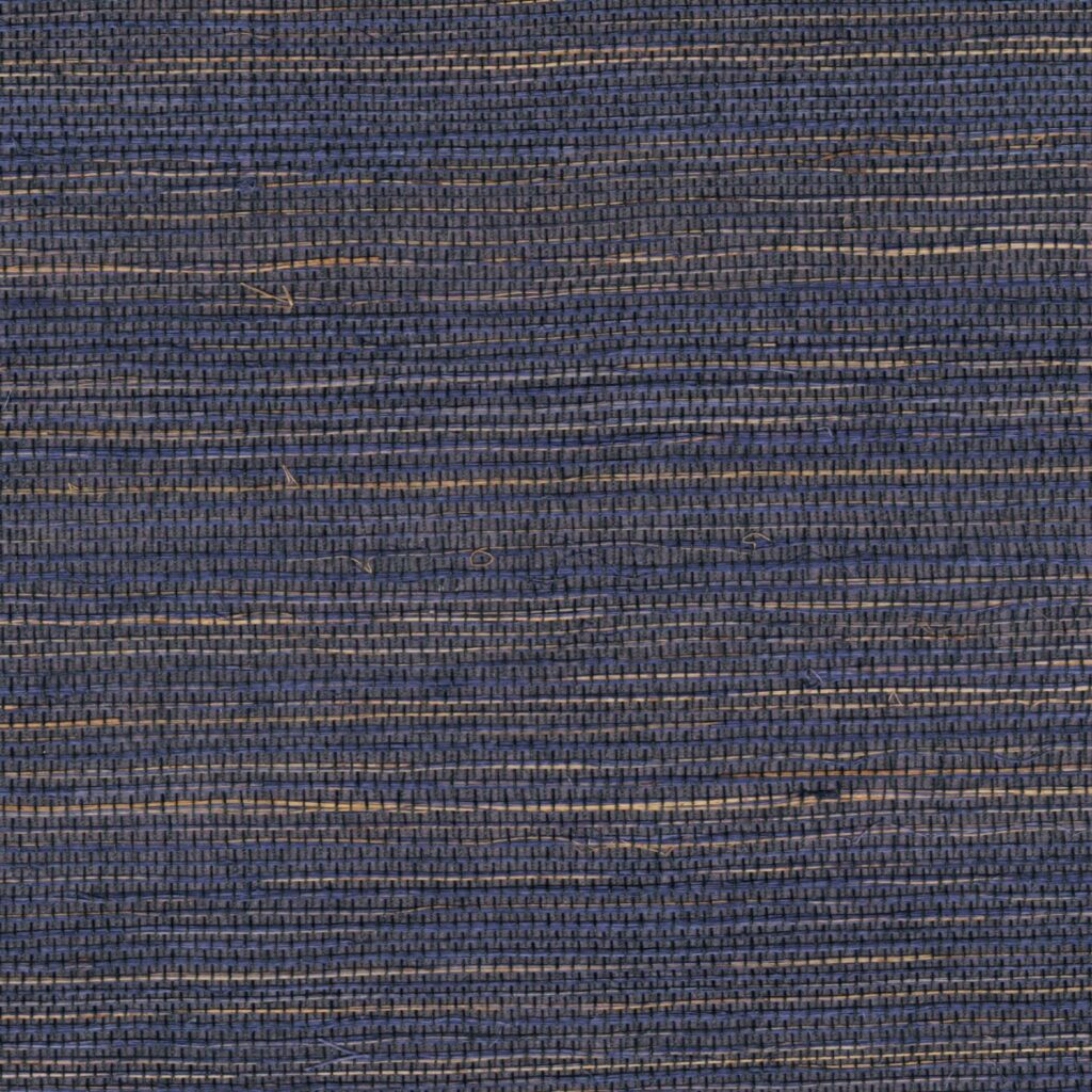 Close-up van de Elitis Tribus Favoris RM 1070-46 wandbekleding met een geweven textuur in donkere blauw- en natureltonen.