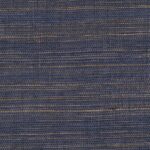 Close-up van de Elitis Tribus Favoris RM 1070-46 wandbekleding met een geweven textuur in donkere blauw- en natureltonen.