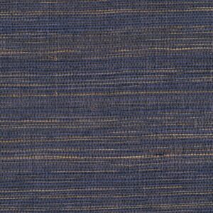 Close-up van de Elitis Tribus Favoris RM 1070-46 wandbekleding met een geweven textuur in donkere blauw- en natureltonen.