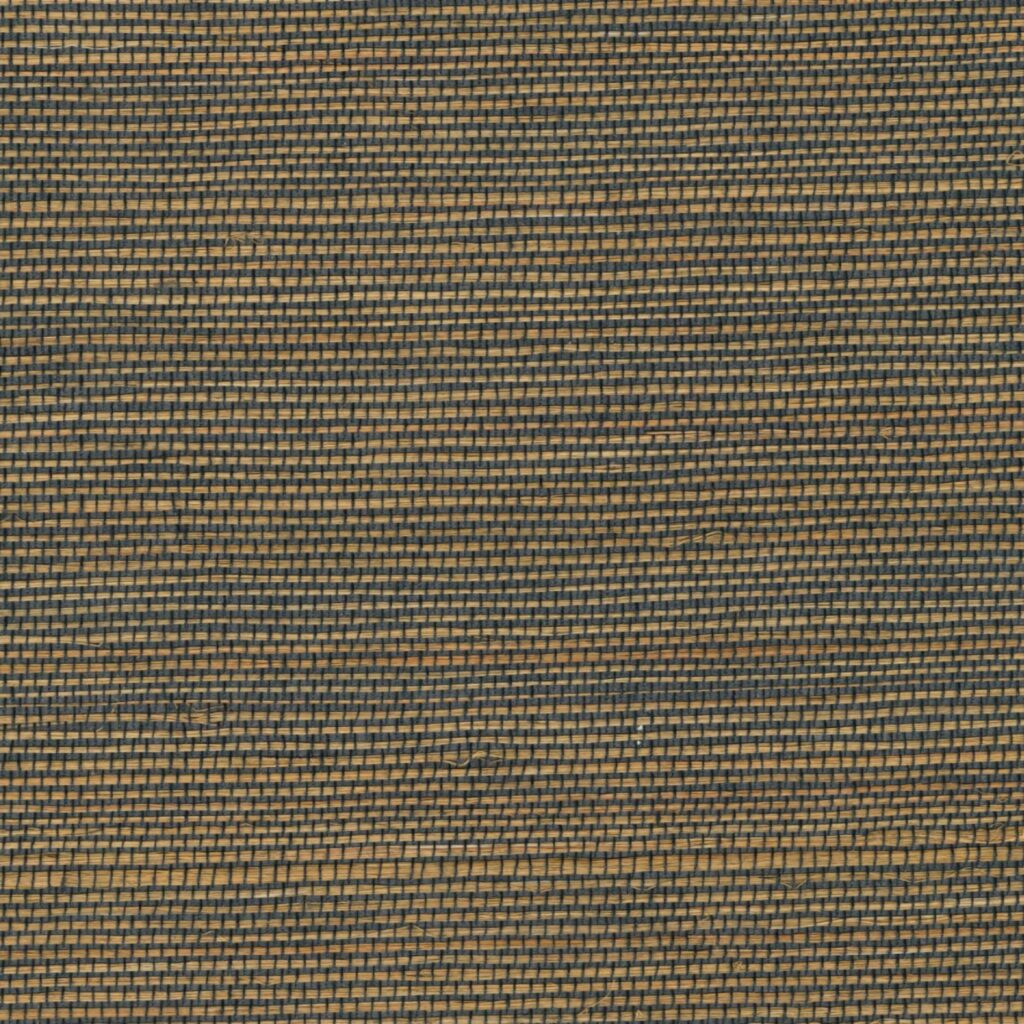 Close-up van Elitis Tribus Favoris RM 1070-91 behang met een geweven textuur in natuurlijke bruin- en zwarttinten.