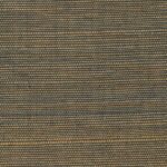 Close-up van Elitis Tribus Favoris RM 1070-91 behang met een geweven textuur in natuurlijke bruin- en zwarttinten.