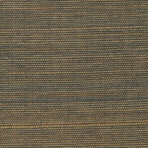 Close-up van Elitis Tribus Favoris RM 1070-91 behang met een geweven textuur in natuurlijke bruin- en zwarttinten.