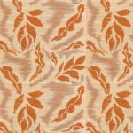 Decoratief patroon uit de Elitis Tribus Iskandar collectie met abstracte, oranjerode bladvormen op een beige geweven achtergrond.