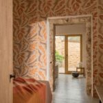 Interieur met Elitis Tribus Iskandar RM 1097 35 behang in warme aardetinten en natuurlijke materialen.