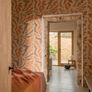 Interieur met Elitis Tribus Iskandar RM 1097 35 behang in warme aardetinten en natuurlijke materialen.