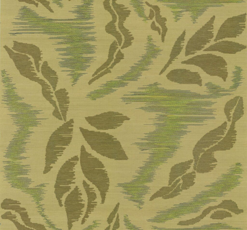 Decoratief patroon van abstracte groene bladeren en strepen op een lichtgele achtergrond, uit de Elitis Tribus IskandarRM-1097-60 collectie.