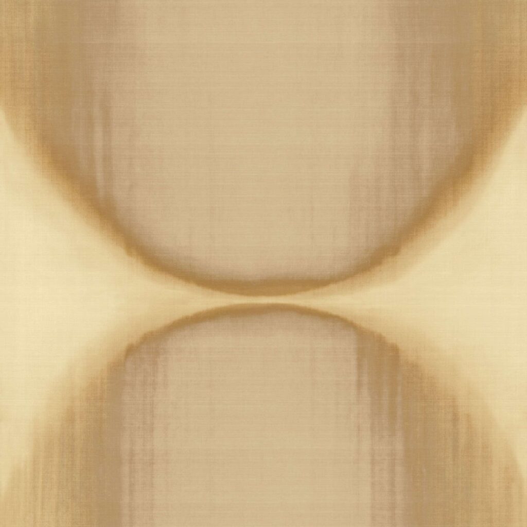 Beige en bruin Elitis Tribus Itza RM 1081 04 behang met een zachte, abstracte symmetrische tekening.