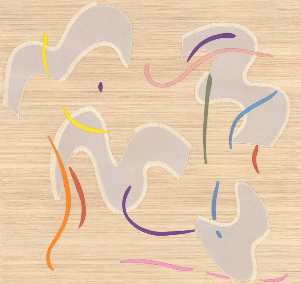 Abstracte compositie op houtstructuur met organische vormen en gekleurde lijnen uit de Elitis Tribus Lazgi RM 1100-01 collectie.