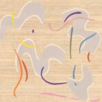 Abstracte compositie op houtstructuur met organische vormen en gekleurde lijnen uit de Elitis Tribus Lazgi RM 1100-01 collectie.