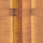 Behang met een warme, abstracte gestreepte textuur in aardetinten uit de Elitis Tribus RM 1080 35 collectie.