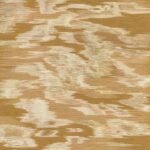 Decoratief Elitis Tribus Samarkand RM 1098 01 behang met een abstract patroon in zand- en goudtinten.