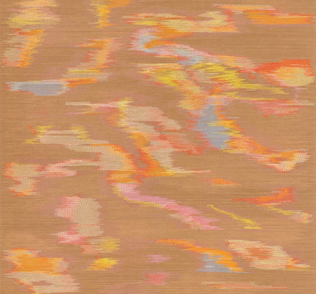 Abstract patroon op textiel uit de Elitis Tribus Samarkand RM 1098-15 collectie met oranje, roze, gele en blauwe accenten op een beige achtergrond.