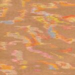 Abstract patroon op textiel uit de Elitis Tribus Samarkand RM 1098-15 collectie met oranje, roze, gele en blauwe accenten op een beige achtergrond.