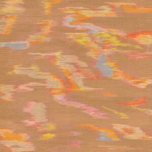 Abstract patroon op textiel uit de Elitis Tribus Samarkand RM 1098-15 collectie met oranje, roze, gele en blauwe accenten op een beige achtergrond.