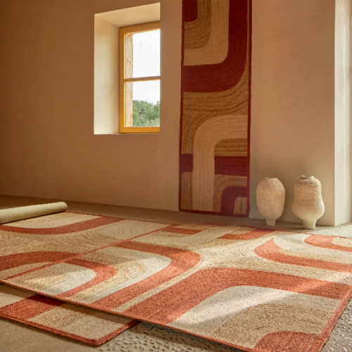 Sfeervolle kamer met het Elitis vloerkleed Penny Lane TA 119 35 04 in warme aardetinten en abstract patroon.