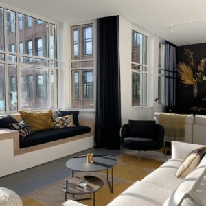 Moderne zithoek met het Elitis-vloerkleed Rockey Banane in gele en natuurtinten.