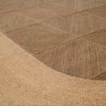 Beige Elitis Yasabai vloerkleed met een patroon van geweven vierkanten in verschillende texturen.