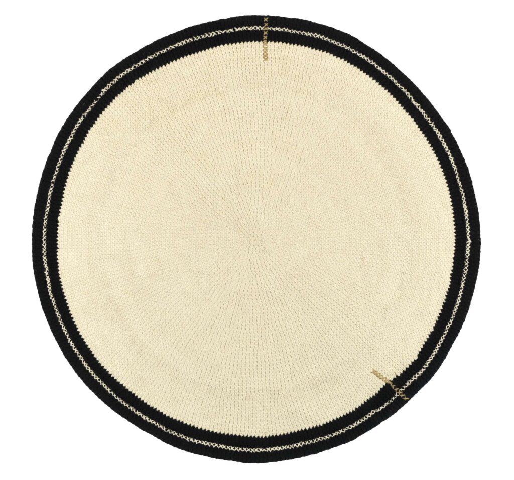 Rond Elitis vloerkleed Oscar TA 131 02 07 van Buningh met een beige midden en zwarte rand.