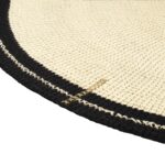 Detailopname van het Elitis vloerkleed Oscar TA 131 02 07 met een grof geweven structuur in beige en zwarte rand.
