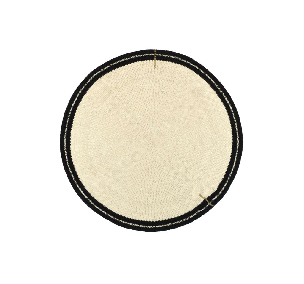 Rond Elitis vloerkleed Oscar TA 131 02 08 met crèmekleurig middengedeelte en zwarte rand, ontworpen door Buningh.