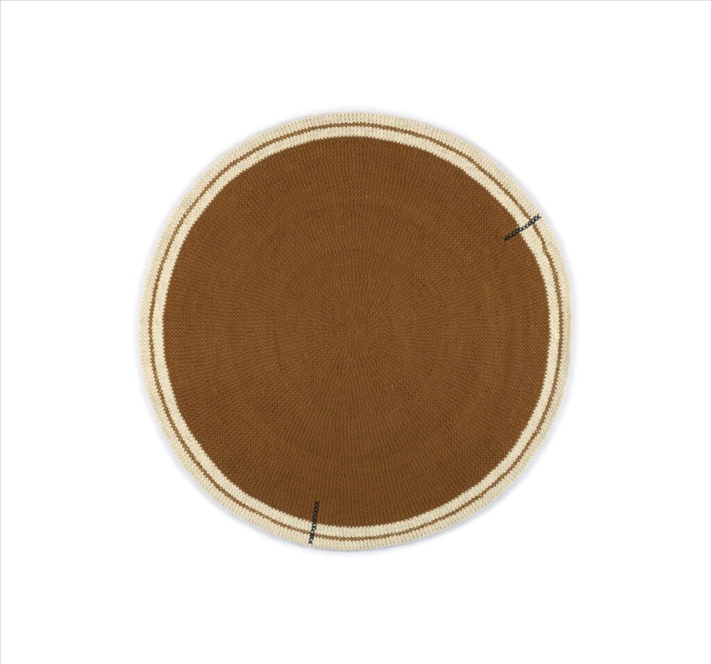 Rond Elitis vloerkleed Oscar TA 131 26 08 in bruintinten met crèmekleurige rand en subtiele zwarte accenten.