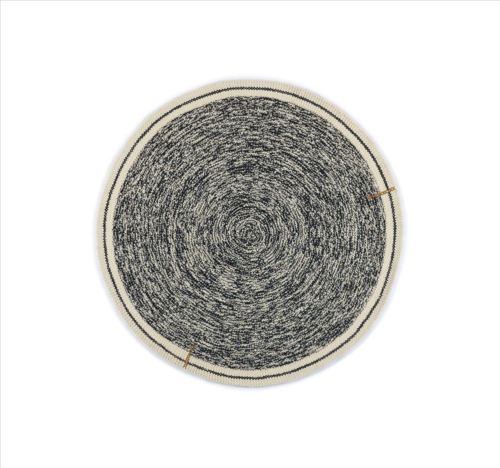 Rond Elitis vloerkleed Oscar TA 131 82 08 met gemêleerd zwart-wit patroon en contrasterende details.