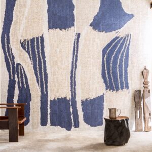 Abstracte Elitis La Casa Azul VP918-01 behang met blauw-beige penseelstreken in een minimalistisch interieur.