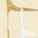 Detail van Elitis Maestria Orphée behang met goudkleurige en witte abstracte lijnen op een beige textuur.