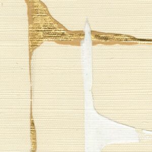 Detail van Elitis Maestria Orphée behang met goudkleurige en witte abstracte lijnen op een beige textuur.