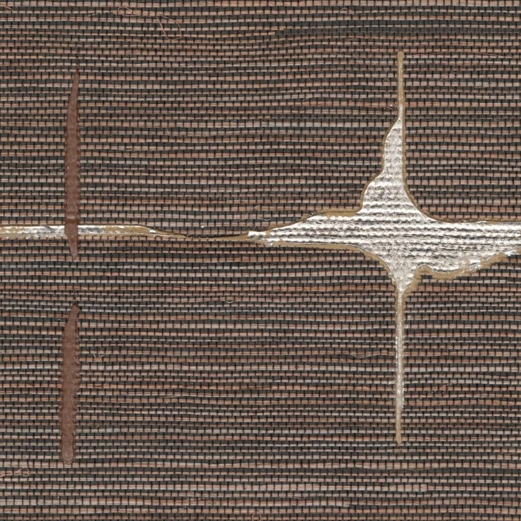 Detail van Elitis Maestria Orphée behang met een textuur van geweven stroken in aardetinten en opvallende scheuraccenten.