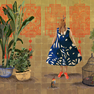 Een vrouw in een blauwe jurk met bladmotief staat tussen planten en rode wanddecoraties op een betegelde vloer.